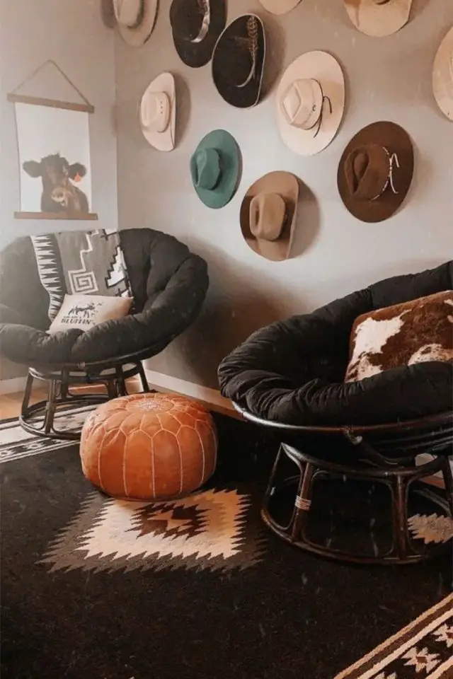 style deco western gothique tendance pinterest salon vintage américain chapeau de cowboy accrochés au mur papasan noir