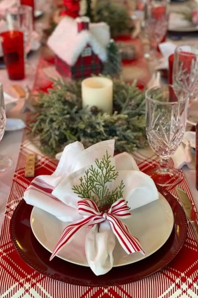 table de noel chic exemples assiettes blanche ruban rouge facile à faire serviette branche de sapin