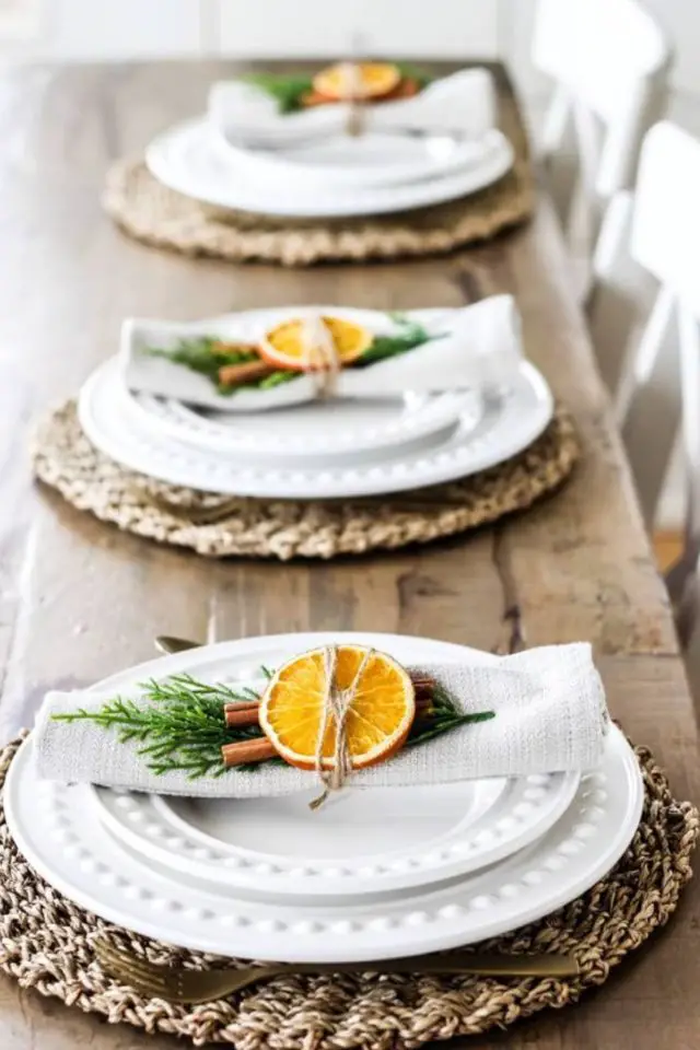 table de noel chic exemples serviettes blanches bâton de cannelle orange séchées nature