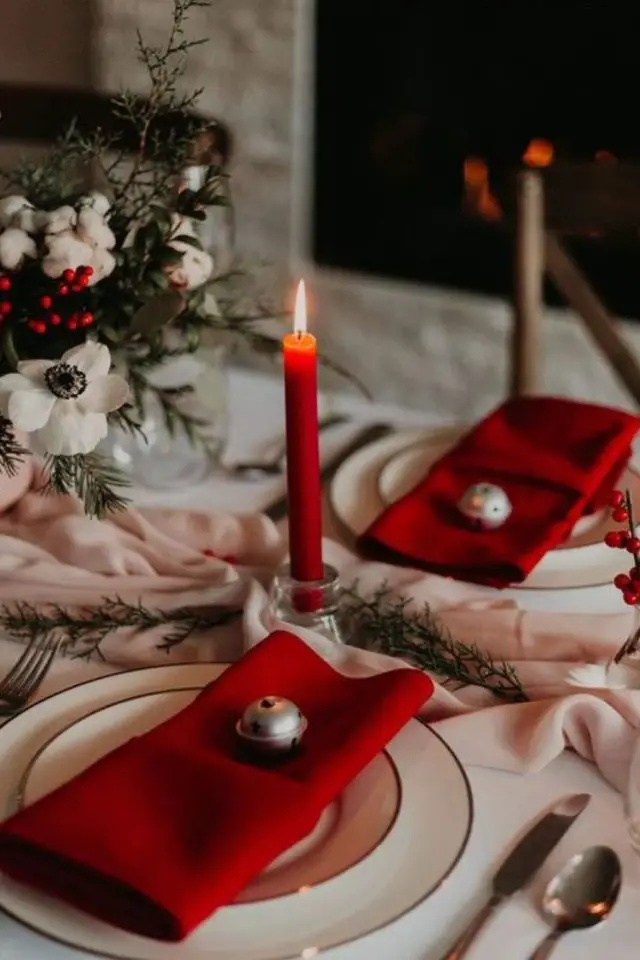 table de noel chic exemples rouge et blanc traditionnel clochette bougie