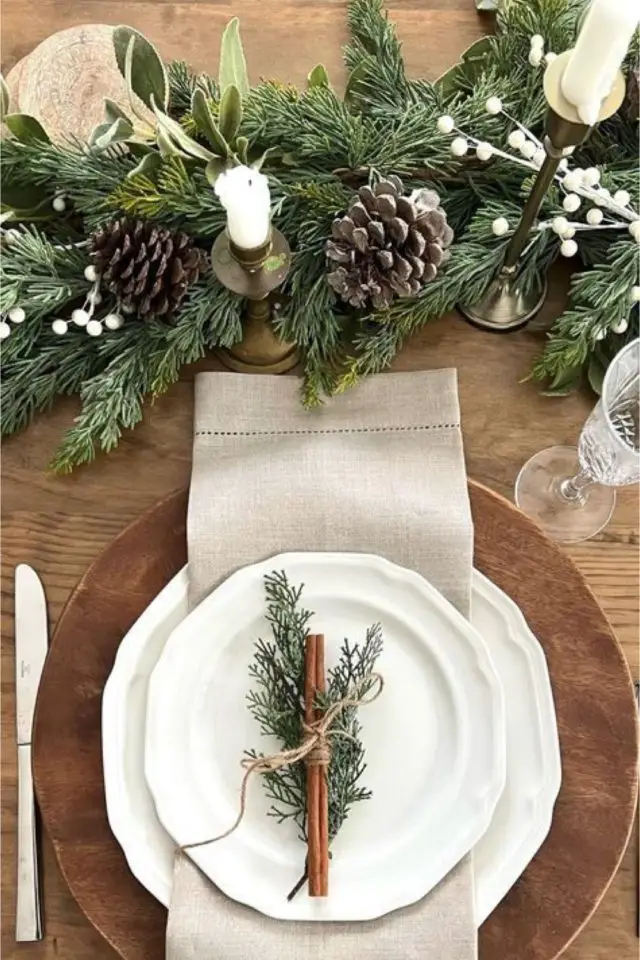 table de noel chic exemples naturel et simple assiette blanche petite branche de sapin