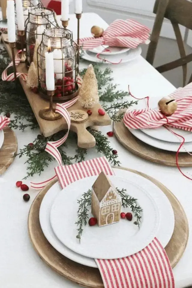 table de noel chic exemples serviette blanche et rouge à rayure petit sapin petite maisonnette déco assiette