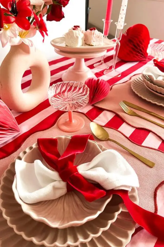 table de noel chic exemples rouge et blanc traditionnel et moderne à la fois