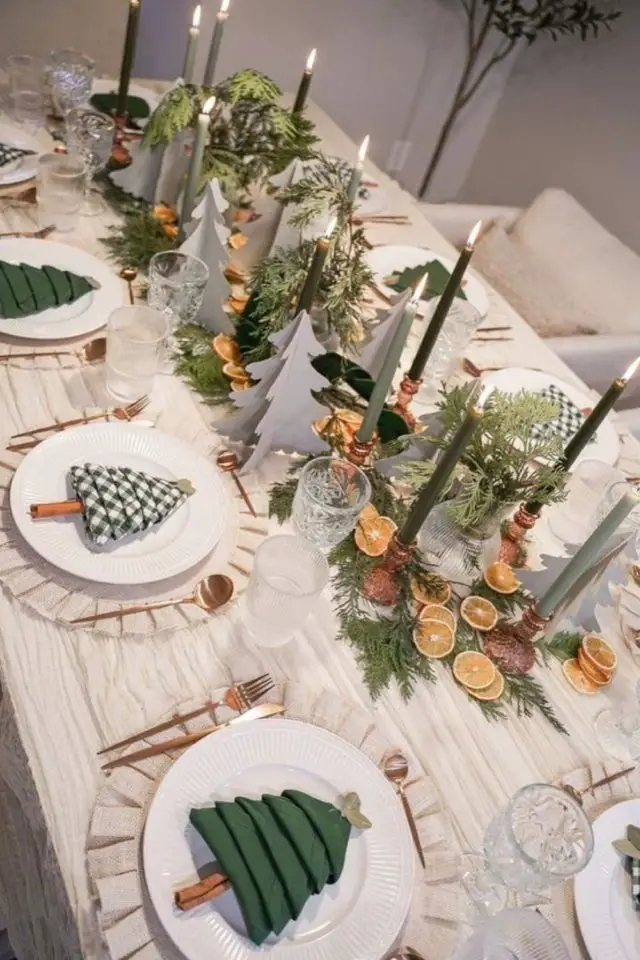 table de noel chic exemples vert et blanc à faire soi même pilage serviette sapin centre de table chemin de table bougies