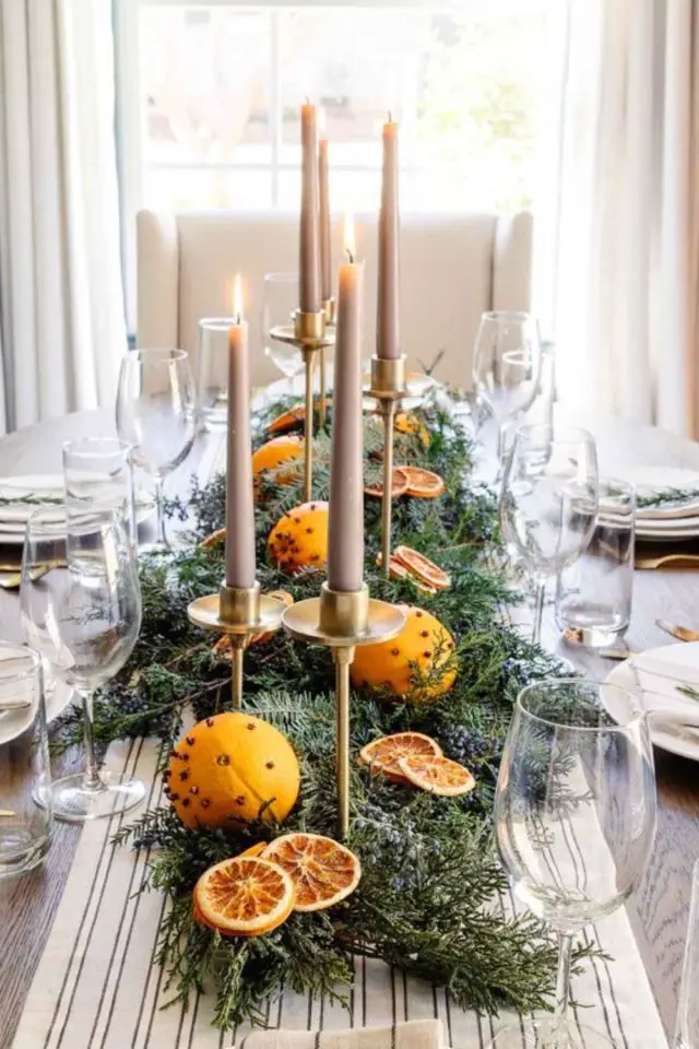 table de noel chic exemples chemin de table naturel branches de sapin orange et épices bougies
