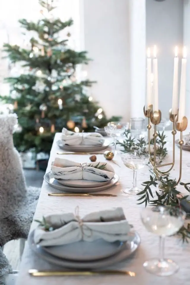table de noel chic exemples blanc immaculé élégant familial chemin de table bougeoir doré