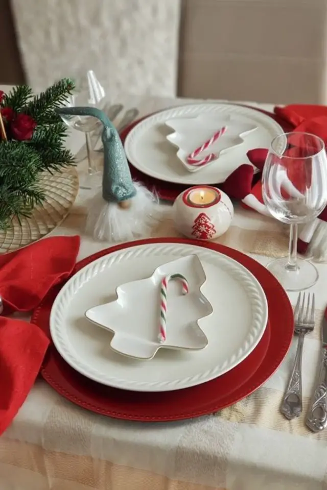 table de noel chic exemples jeux d'assiettes blanches et rouge plat en forme de sapin facile à faire couleur traditionnelle