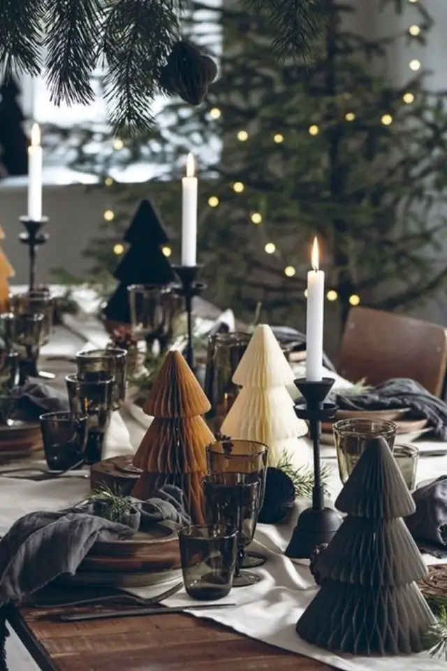 table de noel chic exemples couleurs sombres et élégantes petits sapin en papier verres fumés colorés