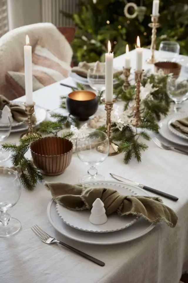 table de noel chic exemples nappe blanche bougies et bougeoirs serviette en tissu vert kaki
