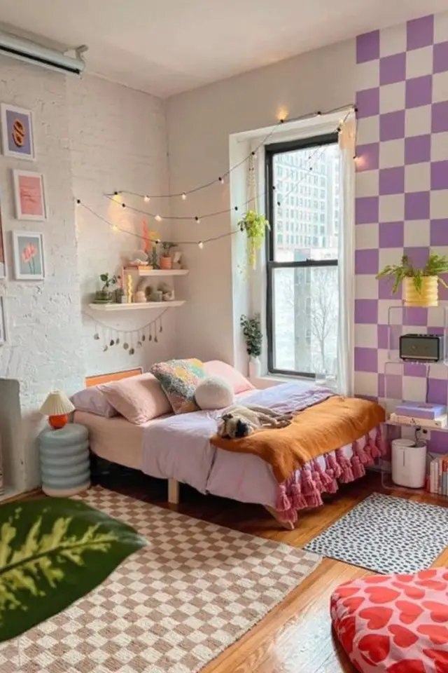 tendance deco 2024 design funky chambre à coucher jeune adulte peinture murale damier tapis violet aesthetic