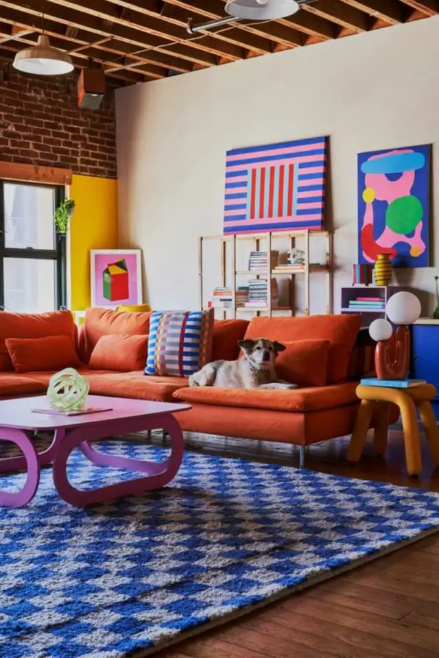tendance deco 2024 design funky salon séjour coloré orange bleu motif damier tapis meuble vintage