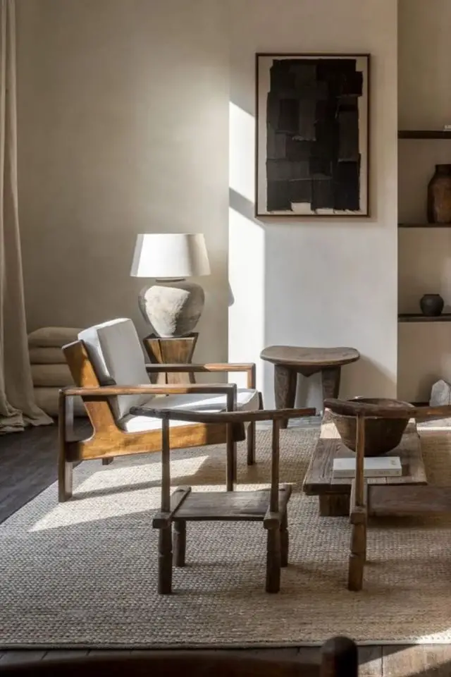 tendance deco 2024 neo minimalisme salon inspiration wabi sabi fauteuil en bois chaleureux