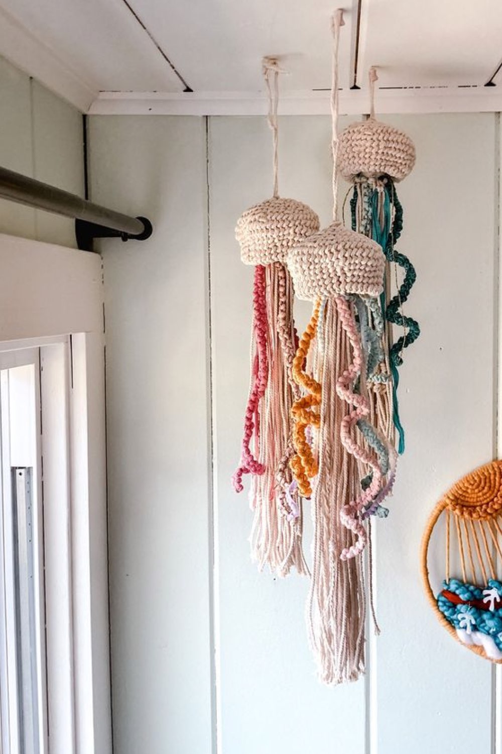 tendance deco design 2024 meduse suspension DIY macramé à faire soi-même