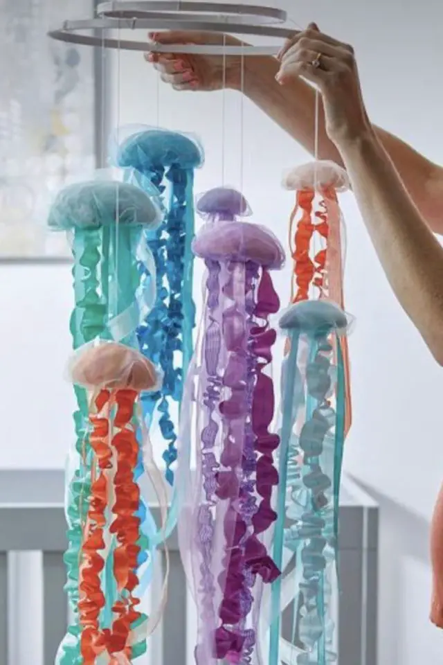 tendance deco design 2024 meduse mobile pour enfant original coloré