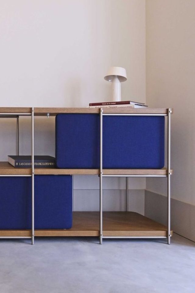 tendance deco pinterest metal chrome alu meuble design étagère bois et bleu électrique