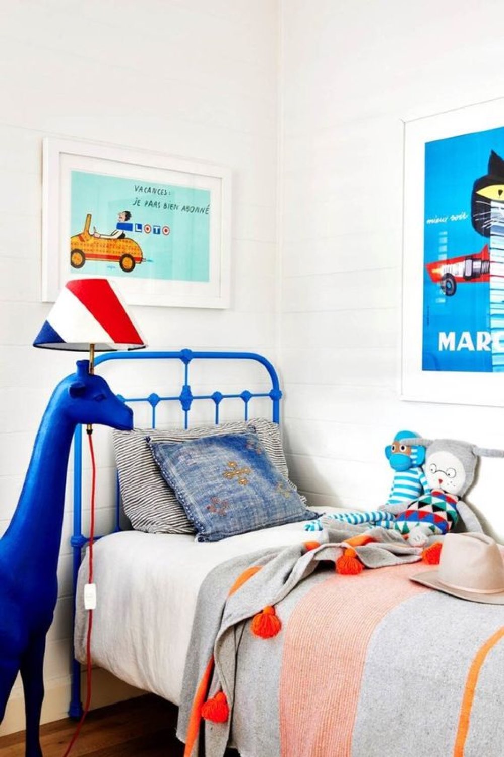 touche couleur chambre enfant mur blanc lit 1 personne en métal peinture bleu électrique linge de lit gris et orange