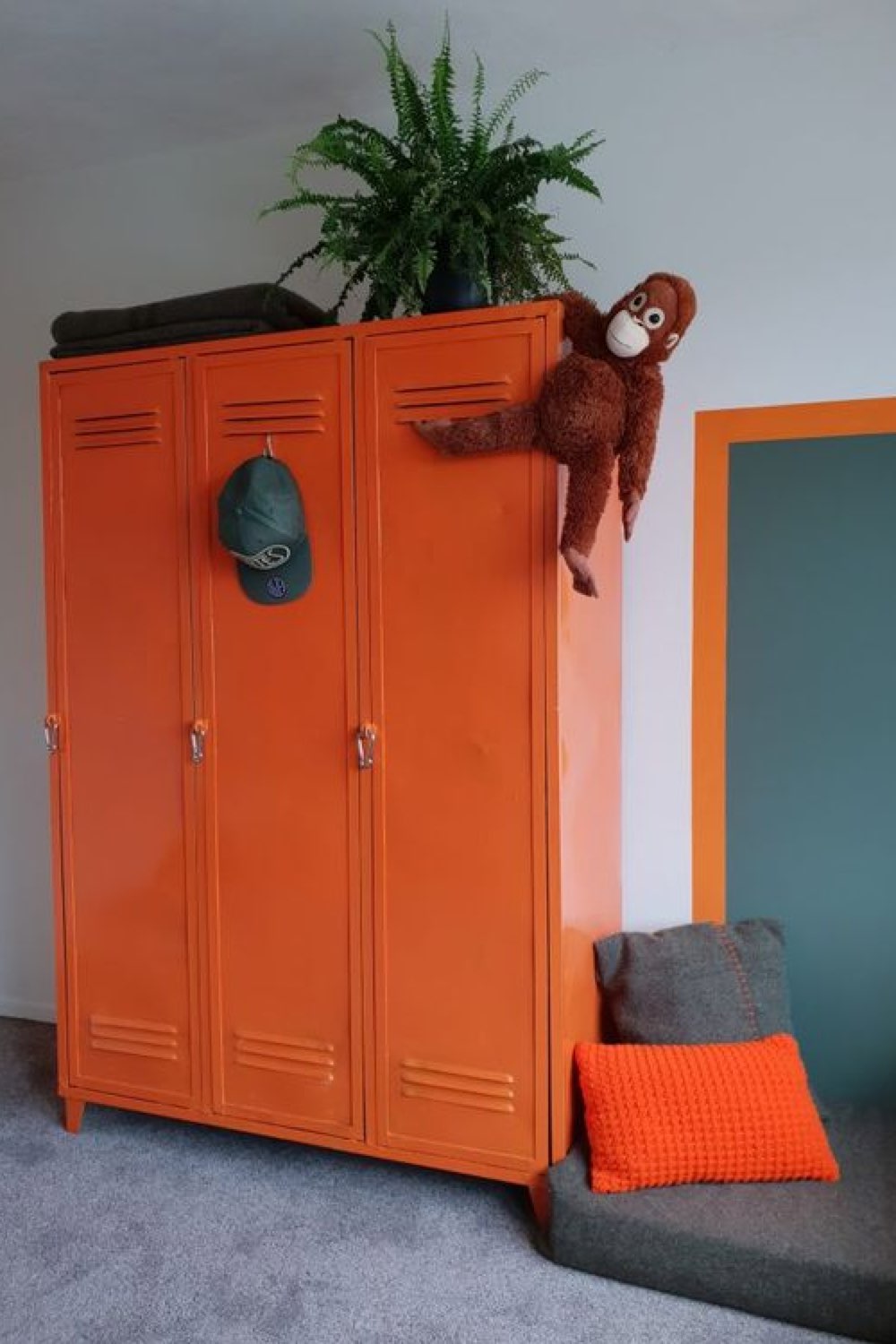 touche couleur chambre enfant vestiaire métallique orange mur blanc et vert