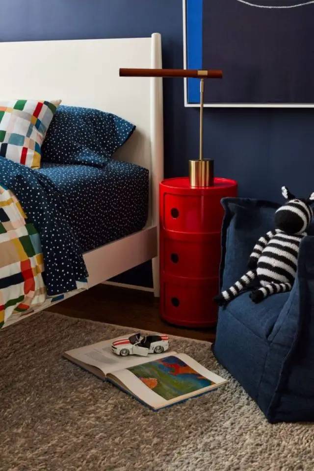 touche couleur chambre enfant table de nuit design rouge en plastique mur bleu nuit garçon 8 ans