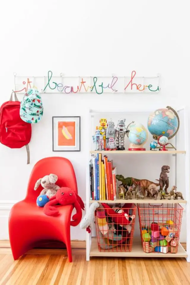 touche couleur chambre enfant chaise en plastique rouge rangement en métal coloré facile à copier