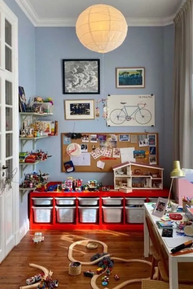 touche couleur chambre enfant meuble de rangement Ikea peint en rouge mur bleu chambre garçon