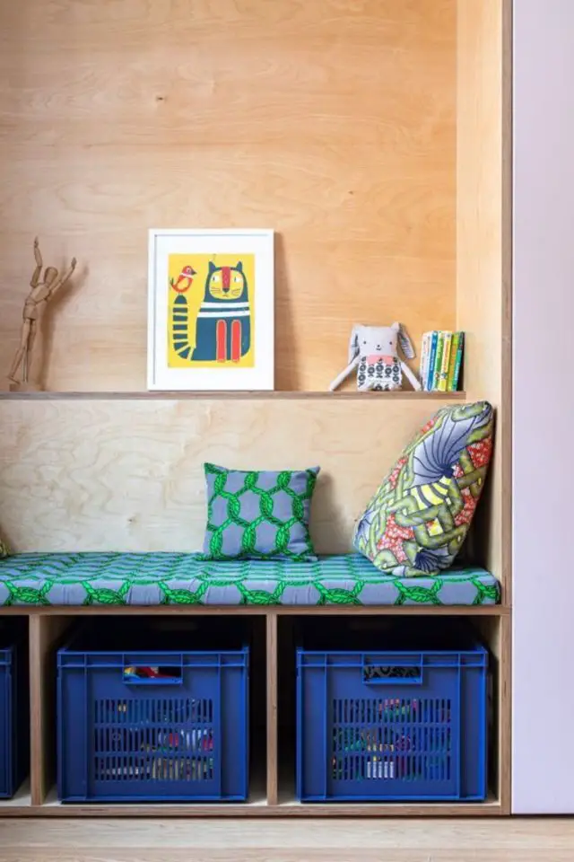 touche couleur chambre enfant casier de rangement bleu électrique banquette en bois avec coussin 