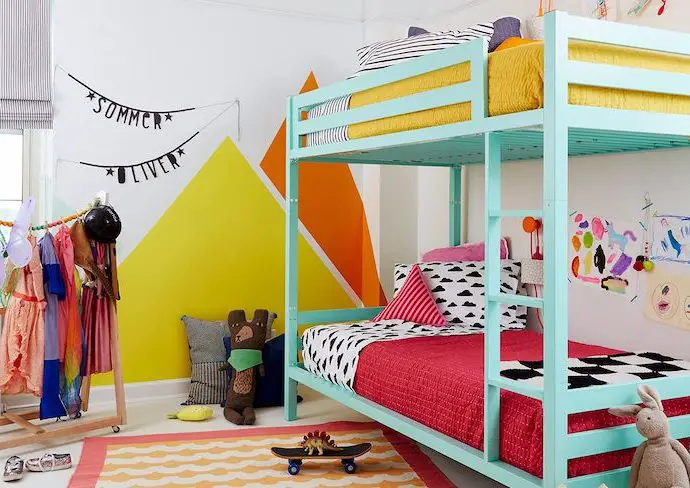 touche de couleur chambre enfant exemple lit superposé vert d'eay peinture murale jaune et orange tapis coloré