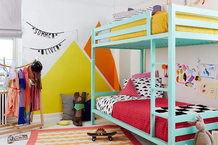 touche de couleur chambre enfant exemple lit superposé vert d'eay peinture murale jaune et orange tapis coloré