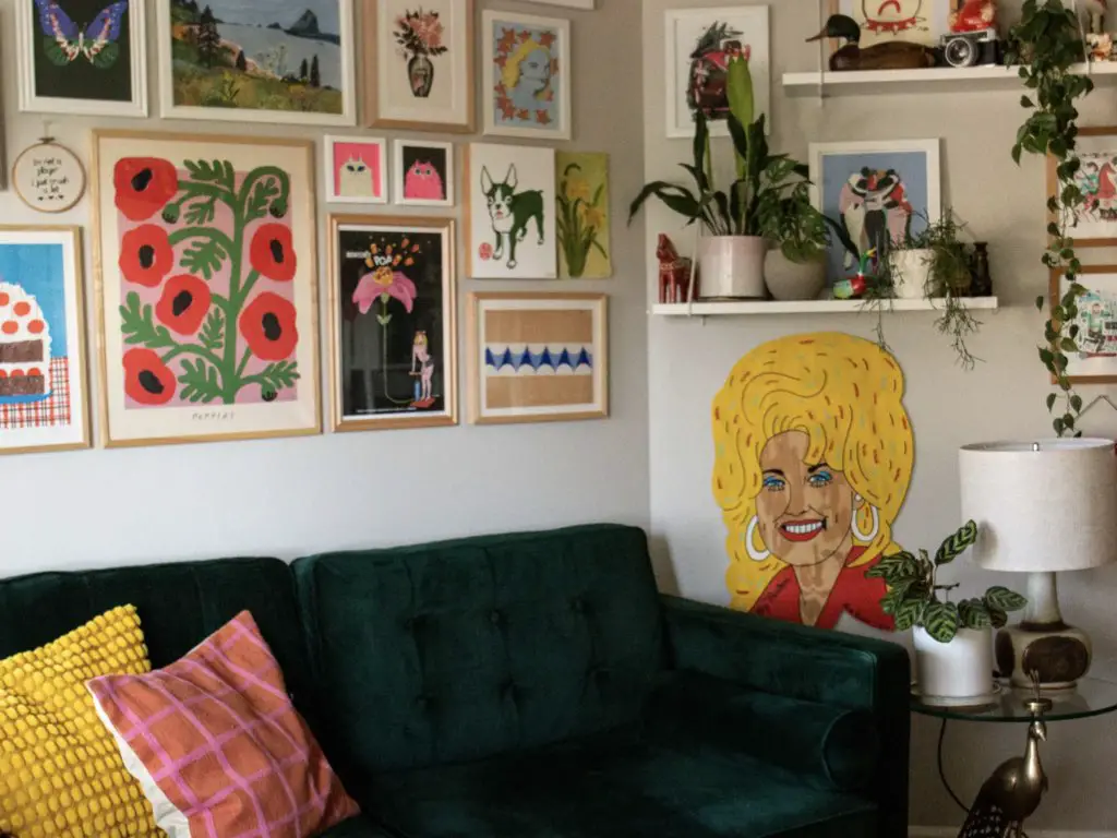 visite appartement decoration personnelle salon séjour déco murale affiche galerie de cadres étagères plantes maximalisme