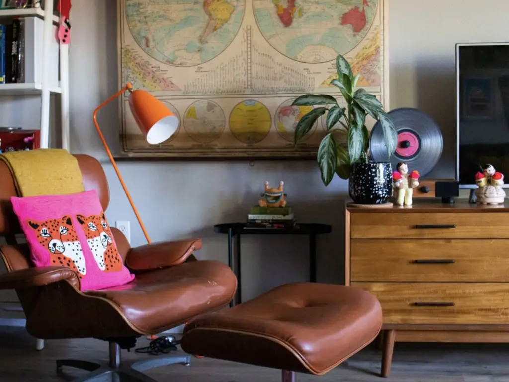 visite appartement decoration personnelle meuble salon vintage mid century modern fauteuil et ottoman Eames lampe rétro orange