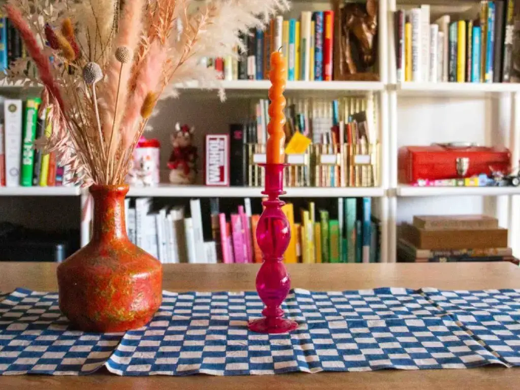 visite appartement decoration personnelle déco table salle à manger moderne chemin table damier bougeoir en verre coloré