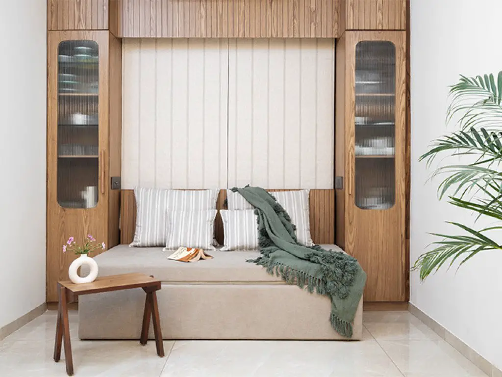 visite appartement spacieux lumineux moderne nature alcôve meuble rangement sur mesure avec porte vitrée petit canapé d'appoint beige ambiance naturelle