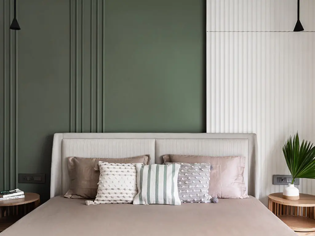visite appartement spacieux lumineux moderne nature mur tête de lit chambre à coucher vert sauge et blanc cannelé original et tendance