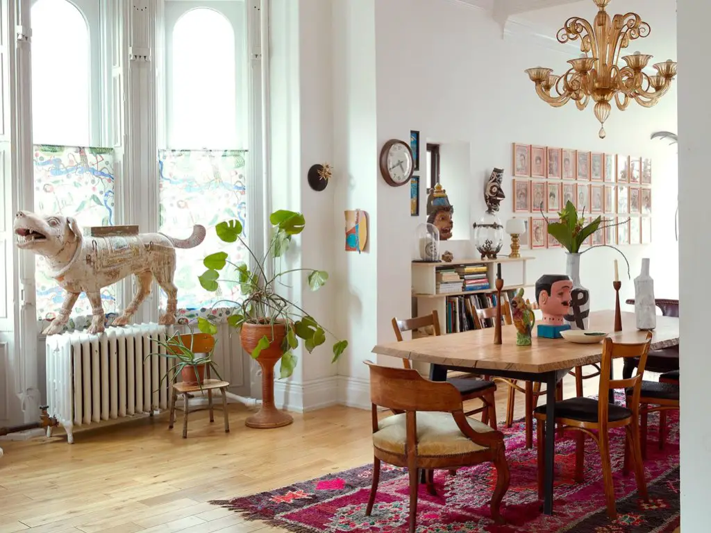 visite deco maison ancienne eclectique salle à manger table en bois bricolage souvenirs de voyage posé radiateur en fonte lumière naturelle détails objets décoratifs