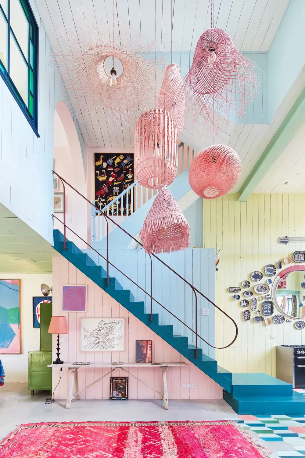 visite deco maison eclectique douce et pastel grande hauteur sous plafond mix de luminaires bambou teint en rose original escalier bleu peinture
