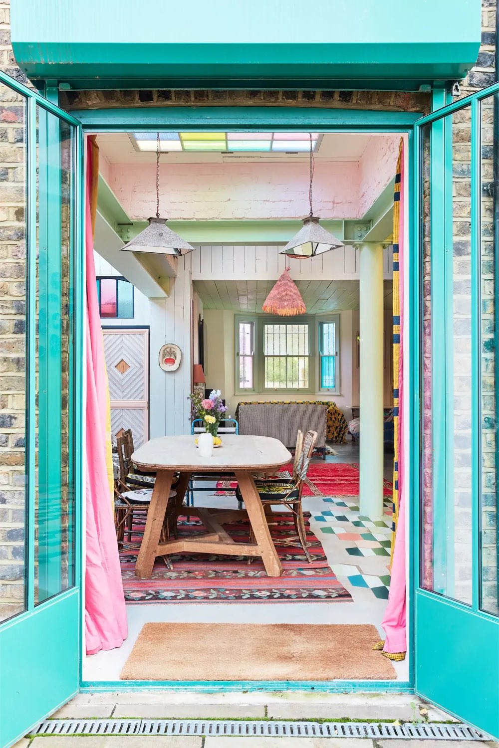 visite deco maison eclectique douce et pastel salle à manger baie vitrée menuiserie bleu vert mobilier vintage