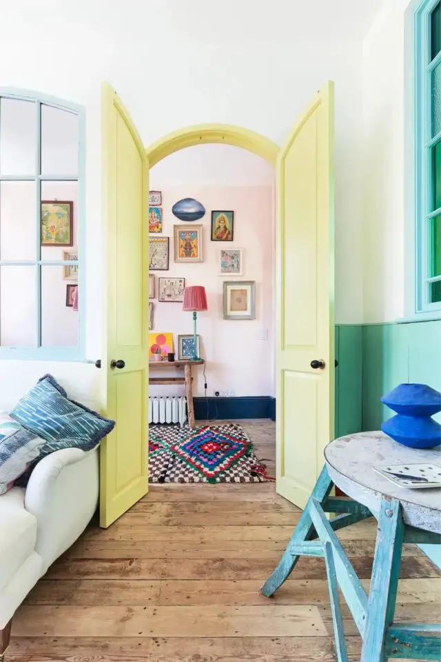 visite deco maison eclectique douce et pastel porte ancienne peinte jaune et vert original arche cintré