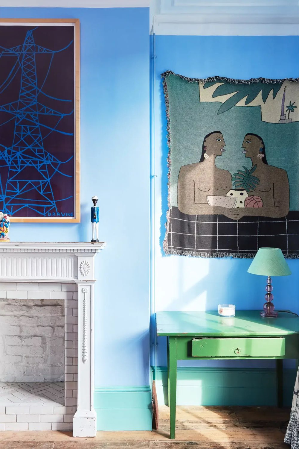 visite deco maison eclectique douce et pastel détail chambre à coucher bleue cheminée blanche ancienne bureau vintage vert tenture murale