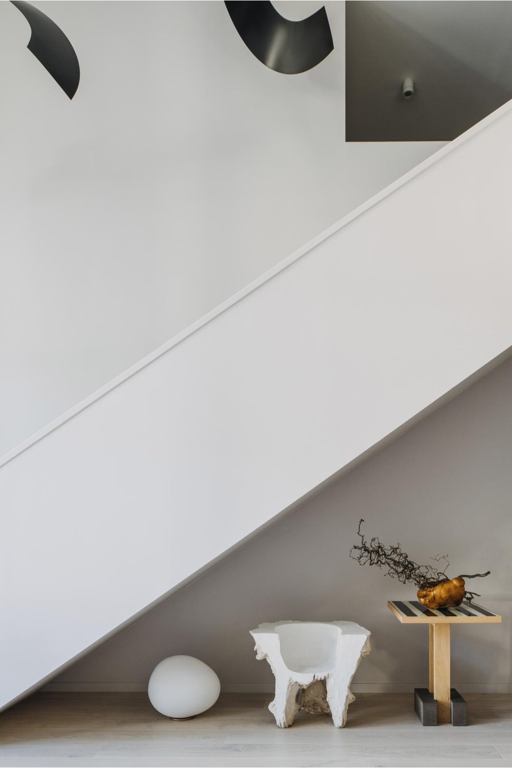 visite deco maison studio haut plafond minimalisme escaliers blanc épuré espace blanc et neutre