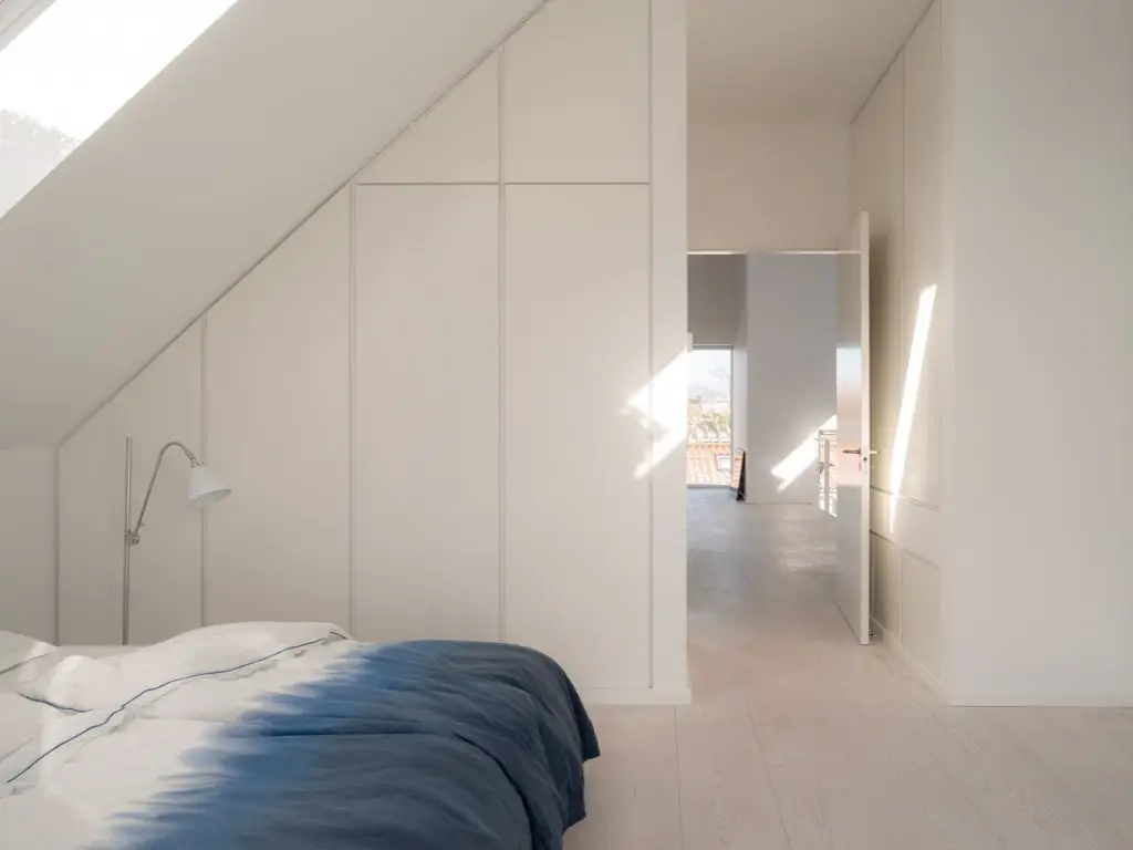 visite maison cotiere ultramoderne et epuree chambre à coucher minimaliste rangement dressing penderie sur mesure