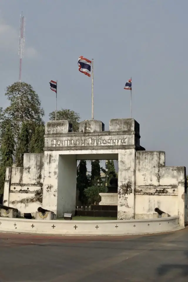 voyage asie thailande 2023 porte de Kanchanaburi pont rivière Kwaï