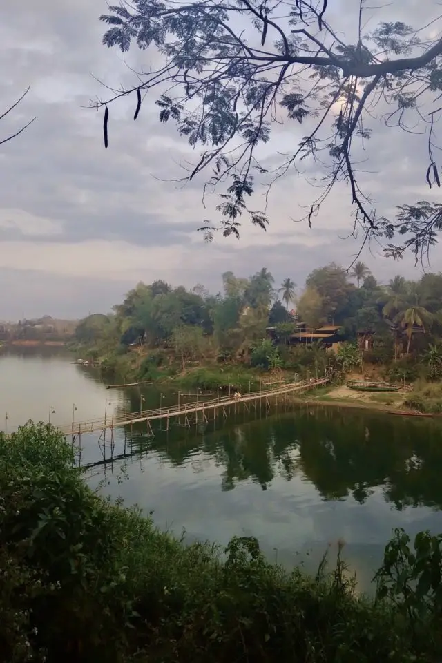 voyage laos luang prabang 2023 construction pont en bambou namkhan
