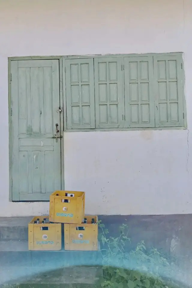 voyage laos luang prabang 2023 détail maison caisses de bières lao