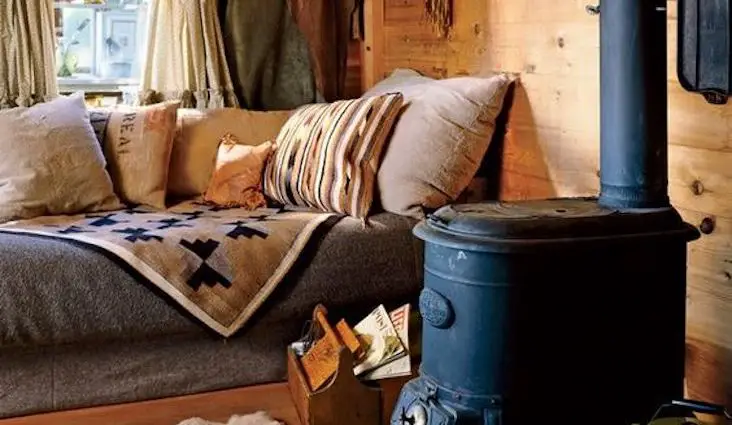 caracteristique decoration style chalet salon séjour rustique douillet chaleureux poêle à bois