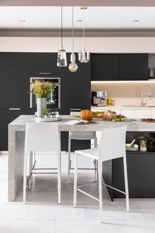 changer cuisine renovation cuisine noire en linéaire avec îlot bar effet marbre chic et élégant lumineux