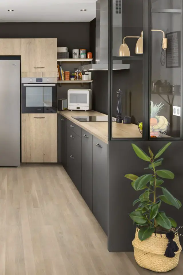 changer cuisine renovation cuisine noire petit espace avec bois clair verrière