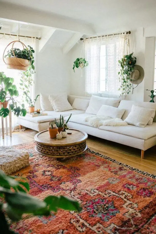 conseils choisir canape angle salon mansardé blanc tapis persan couleur chaude plantes vertes suspendues