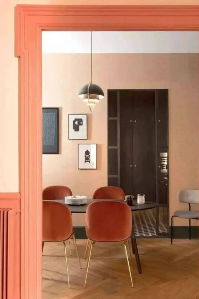 couleur peach fuzz decoration exemple salle à manger séjour peinture murale boiserie camaïeu terracotta
