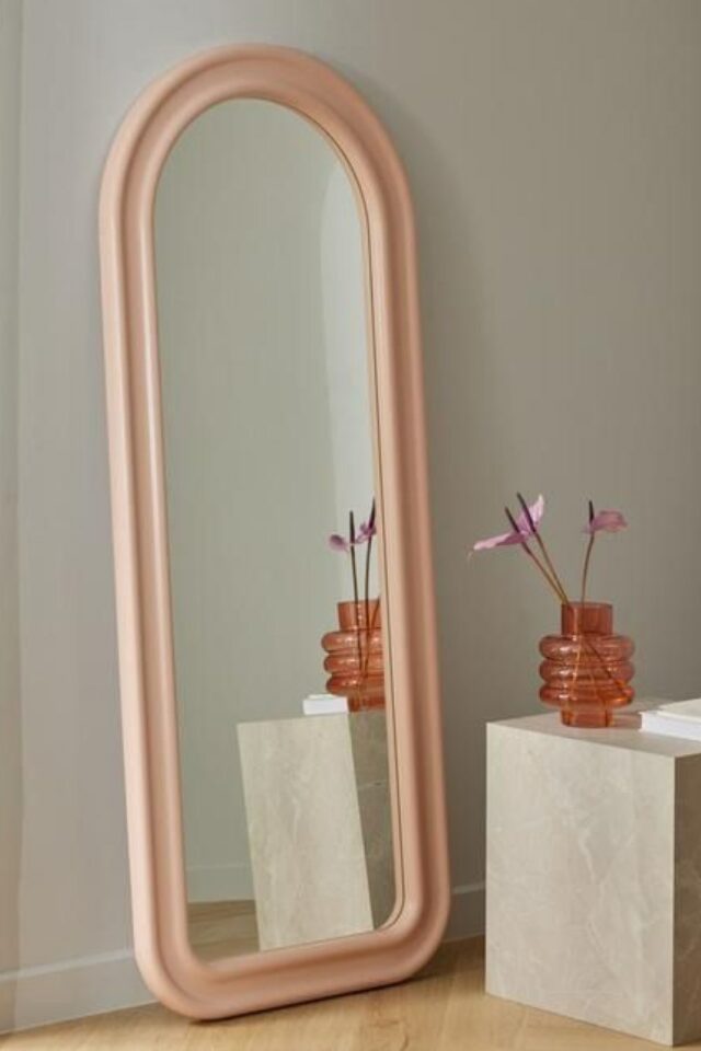 couleur peach fuzz decoration exemple grand miroir cintré arrondi moderne accessoire déco tendance