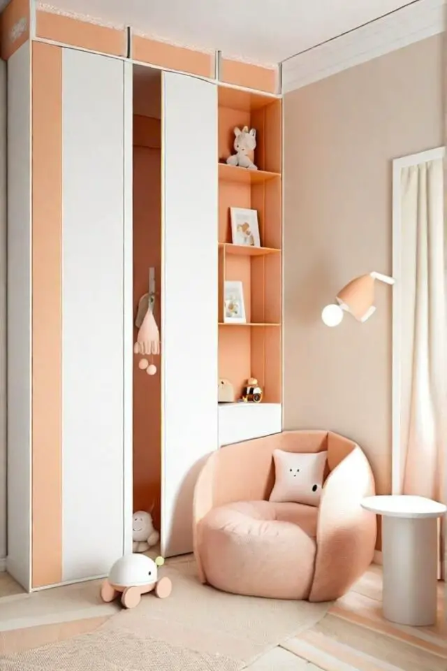 couleur peach fuzz decoration exemple chambre enfant douceur associé à du blanc penderie mobilier 
