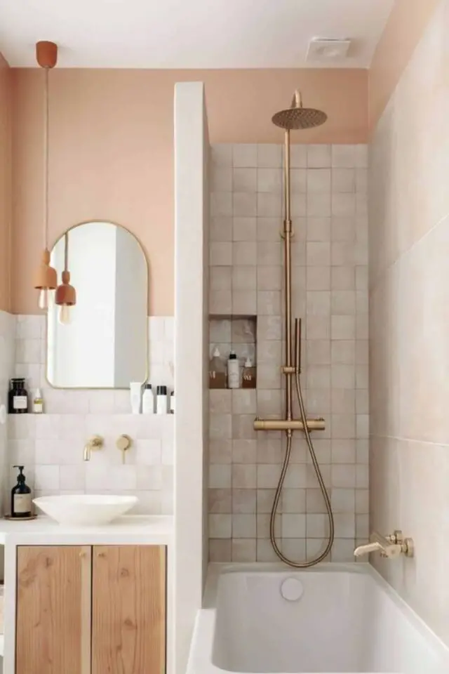 couleur peach fuzz decoration exemple salle de bain avec douche baignoire peinture murale zellige écru beige